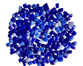Verre mosaïque bleu, points et morceaux de verre fusionné, bleus assortis.