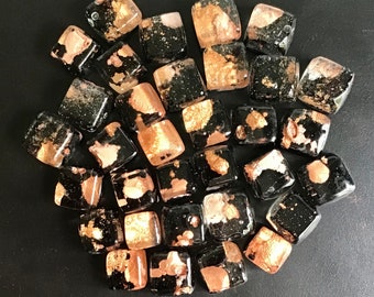 Petits cubes de mosaïque en verre noir fondu et cuivre/bronze, boules de verre et de mica, pièces de verre d'art