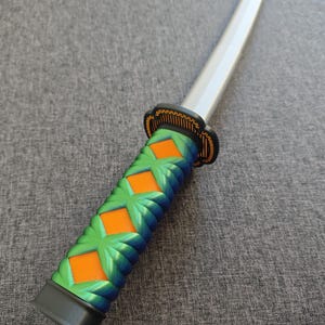 3D Printed Katana Sword with Chameleon Green and Blue Wrap – Extendable Silver Blade, Anime-Inspired Cosplay Prop, Samurai Replica