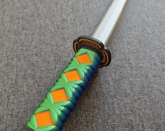 Katana impresa en 3D con envoltura verde camaleón y azul, hoja plateada extensible, accesorio de cosplay inspirado en anime, réplica de samurái.