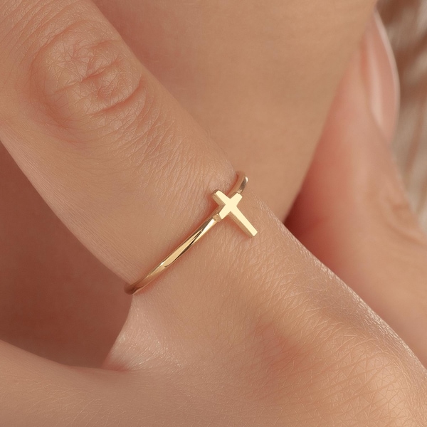 Anillo de cruz de oro y delicados anillos de compromiso finos y apilables. Joyería cristiana hecha a mano. Anillo para el meñique. Joyas chapadas en oro. Regalo de Navidad.
