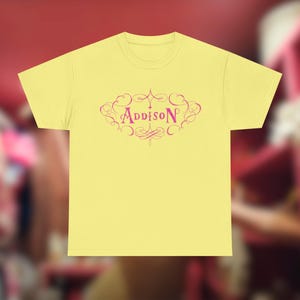 アディソン・ザ・アルバム・インスパイアード・ユニセックスTシャツ、レイ、アクアマリン、ヘッドフォン着用、ハイファッション、ダイエットペプシ、2000年代、ポップカルチャー、ファンへのギフト