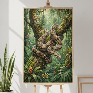 以下が含まれることがあります： ジャングルの中で木の枝に巻き付いているヘビの額装アートプリント。ヘビは茶色とタン色の模様をしています。アートワークはイーゼルに展示され、熱帯の葉に囲まれています。