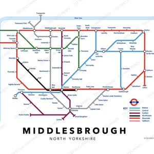 Könnte beinhalten: Eine stilisierte Karte des Middlesbrough-Verkehrssystems, die die verschiedenen Linien und Stationen zeigt. Die Karte ist im minimalistischen Stil gehalten, mit weißem Hintergrund und farbigen Linien, die die verschiedenen Routen darstellen. Die Karte enthält die Namen der Stationen und der Umgebung.