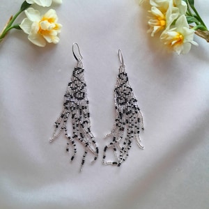 Handgemaakte zwarte en heldere kroonluchteroorbellen met rocailles: elegante sieraden met kralen