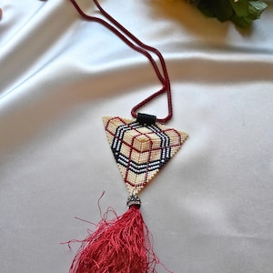 Elegante Motiv handgemachte Perlenkette mit Rocailles Perlen und Schlauchkette, einzigartiger Anhänger, Einzigartiger Schmuck, handgemachter Perlenschmuck