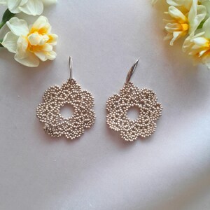 Handgemaakte bloemoorbellen met rocailles, crèmekleurige oorbellen, aangepaste kleuren, lichtgewicht sieraden met kralen, bengeloorbellen met bloemen
