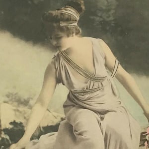 Cartolina francese d'epoca anni '10 - Donna elegante in abito floreale, ritratto colorato