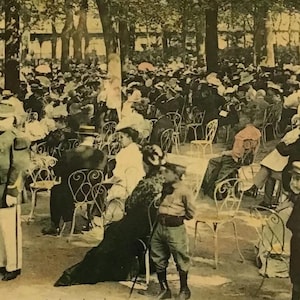 Stara francuska pocztówka – Wieczorny koncert w parku Vichy – Belle Époque Pocztówka