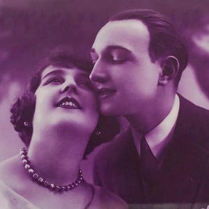 Vintage Franse ansichtkaart – art-decopaar in paarse tint (ca. jaren 1920)