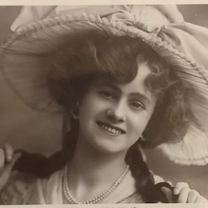 Edwardian actress postcard – Gertie Millar in theatrical costume – early 1900s British RPPC