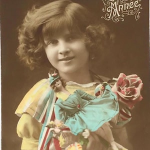 Antike französische Postkarte Mädchen mit Puppen – Bonne Année 1920er Jahre – Vintage Echtfoto handkoloriert RPPC