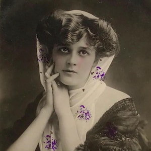 Carte postale édouardienne ancienne – Miss Hilda Anthony – Glamour teintée à la main RPPC