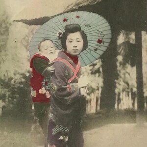 Antike japanische Postkarte – Mutter & Kind mit Sonnenschirm, handkoloriert, frühe 1900er Jahre