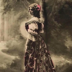Antica cartolina francese – L'attrice G. Darthy in abito ornato, di Reutlinger Paris