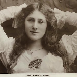 Carte postale actrice édouardienne - Phyllis Dare RPPC, portrait de star de théâtre vintage 1905