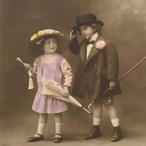 Cartão postal belga vintage – Retrato de crianças colorido à mão – Ephemera antigo c.1910s