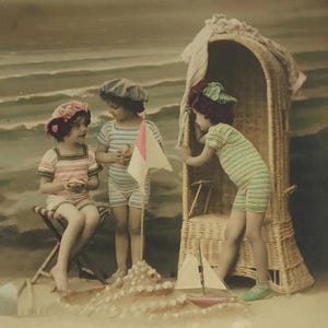 Antieke Franse ansichtkaart • Strandgezicht • Handgekleurde kinderen aan de kust • Kerstwenskaart begin jaren 1900