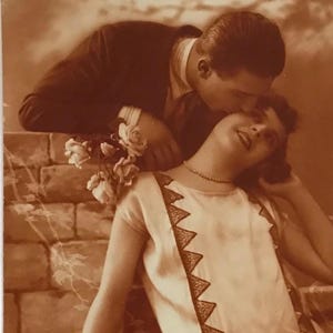 Postal francesa antigua: Pareja romántica con flores, foto sepia