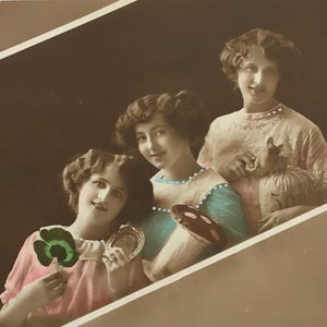 Antieke ansichtkaart – Trio van Edwardiaanse dames met symbolische rekwisieten – Handgekleurde RPPC – ca. 1915