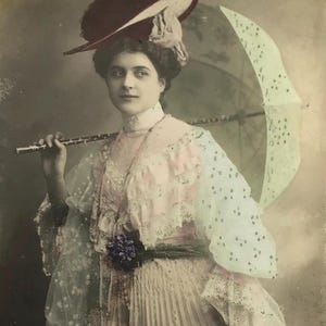 Cartão postal vintage desgastado pelo tempo – com falhas, desbotado e cheio de charme – peça efêmera europeia antiga