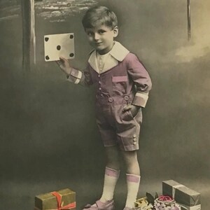 Postal holandesa antigua • Cumpleañero con carta • Tarjeta de felicitación coloreada a mano c.1910 • Efímera antigua coleccionable