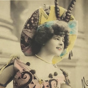 Ręcznie barwiona prawdziwa pocztówka fotograficzna – Kobieta w kostiumie teatralnym i kapeluszu z pióropuszem – początek lat 1900. RPPC