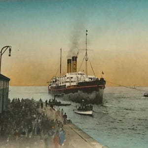 Antica cartolina giapponese – Piroscafo al molo nuovo di Yokohama – Scena portuale dipinta a mano