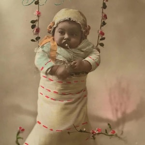 Vintage französische Weihnachtspostkarte - 1926 Handkoloriertes Baby im Swaddle mit Girlande