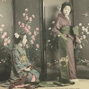 Japanse ansichtkaart – handgekleurde foto van vrouwen in kimono – antieke geishascène