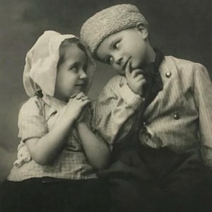 Vintage Duitse ansichtkaart • Lief kinderportret • Edwardiaans tijdperk ca. 1910s • Antieke fotografie voor verzamelaars