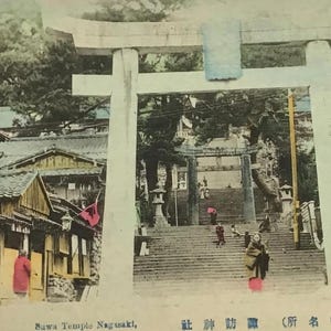 Antieke Japanse ansichtkaart – Suwa-tempel Torii-poort in Nagasaki (begin 1900)