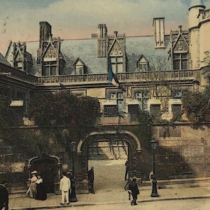 Carte postale parisienne ancienne - Bâtiment historique du musée de Cluny avec des personnages, début des années 1900