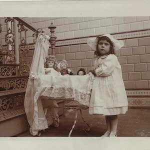 Antica cartolina fotografica del 1913 / Ragazza con bambole e culla di pizzo / RPPC Belgio