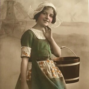 Ręcznie barwiony kostium holenderskiej dziewczyny RPPC, wiatraki, ok. 1910–20. XX w.