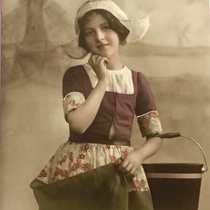 Ręcznie barwiony kostium holenderskiej dziewczyny RPPC, wiatraki, ok. 1910–20. XX w.