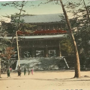 Antieke Japanse ansichtkaart – Chion-in-tempel, Kyoto met bezoekers, handgekleurd c.1910s