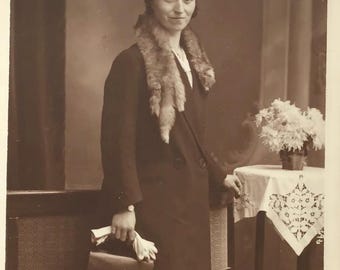 Vintage vrouwenfoto, zwart-witfoto, foto op briefkaartformaat