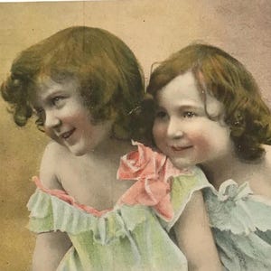 Carte postale hollandaise teintée à la main – Jolies filles vintage en robes pastel [années 1910]