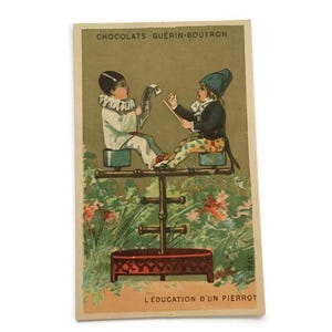 Tarjeta comercial vintage: Pierrot y payaso en comedero para pájaros. Litografía francesa antigua, c. 1890.