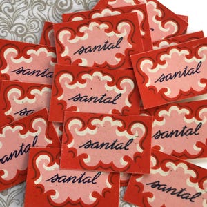 Vintage franska "Santal" parfymflasketiketter — Set med 25 rosa koralletiketter