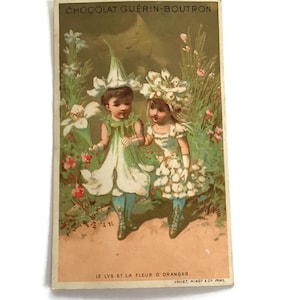 Antieke Franse Trade Card – jaren 1800 kinderen in kostuums van lelies en oranjebloesem