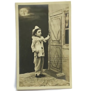 Cartolina d'epoca francese di Pierrot – Scena al chiaro di luna davanti a una porta con didascalia poetica