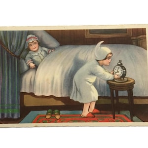 Antike deutsche Postkarte mit verschmitzter Gute-Nacht-Szene - Kinder mit Wecker - Vintage Kinderzimmer Kunst Karte