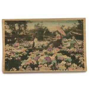 Postal japonesa antigua de madera – Jardín Iris de Tokio – Escena coloreada a mano con un rickshaw, principios del siglo XX