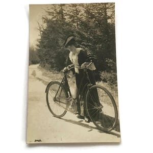 Cartolina antica – Signora con bicicletta in campagna, anni '90