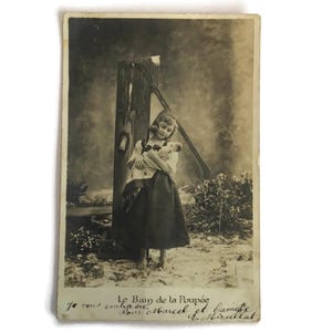 Cartão postal vintage desgastado pelo tempo – com falhas, desbotado e cheio de charme – peça efêmera europeia antiga