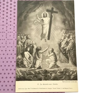 Op de afbeelding: Vintage zwart-wit prent die een religieuze scène uitbeeldt. De afbeelding toont een figuur die een kruis vasthoudt, opstijgend boven een menigte mensen. De prent heeft tekst onderaan, inclusief de titel "La descente aux Limbes."