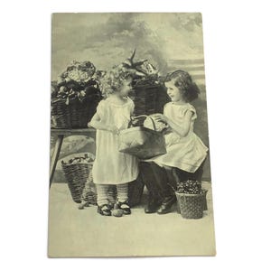 Carte postale belge ancienne • Deux petites filles avec des paniers • Finition brillante • Scène d'enfance du début des années 1900 • Éphémères européens vintage