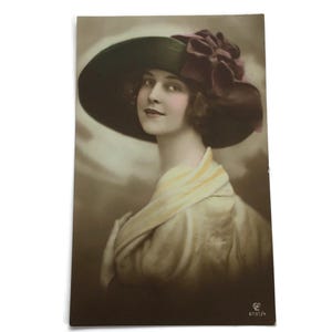 Handgekleurde ansichtkaart – Edwardiaanse vrouw met breedgerande hoed